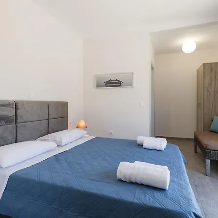 Manos House - Elegant Modern Escape *