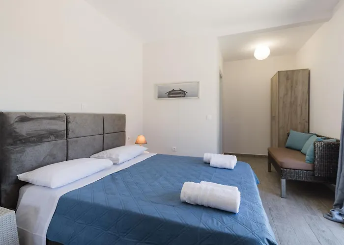 Manos House - Elegant Modern Escape *