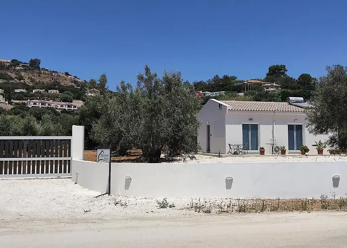 Manos House - Elegant Modern Escape Ferienhaus Svoronata